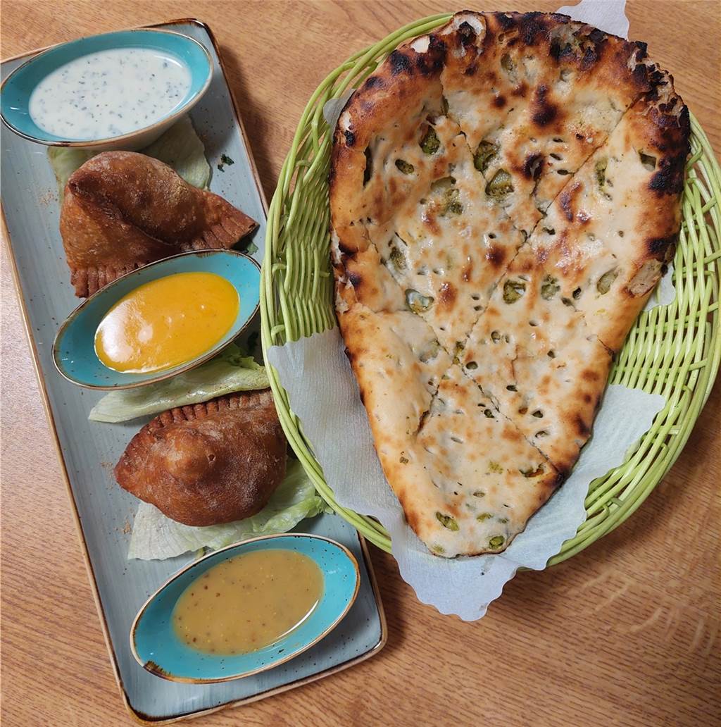 Indische Spezialitäten im Dortmunder Westen: So schmeckt das „Masala Project“ Als Vorspeise bestellen wir Samosas (links) und Naan, indisches Fladenbrot (rechts).