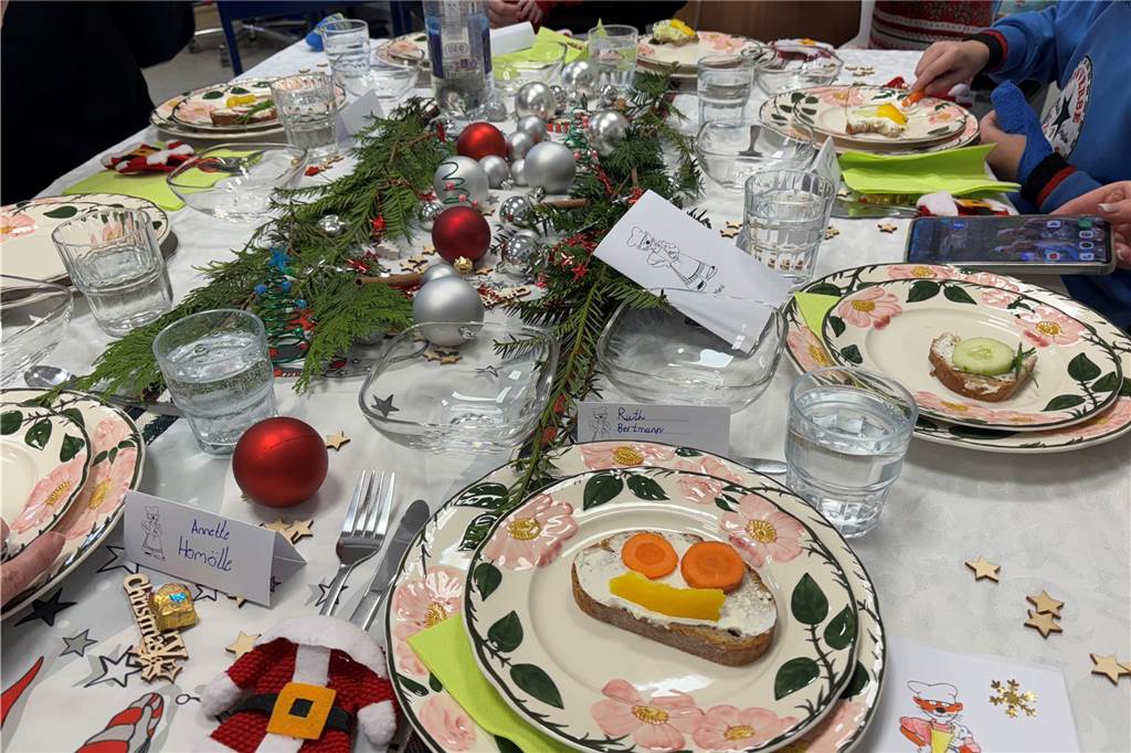 Asbecker Grundschüler zaubern Gaumenschmaus Selbstgemachtes Brot auf einem weihnachtlich dekorierten Tisch