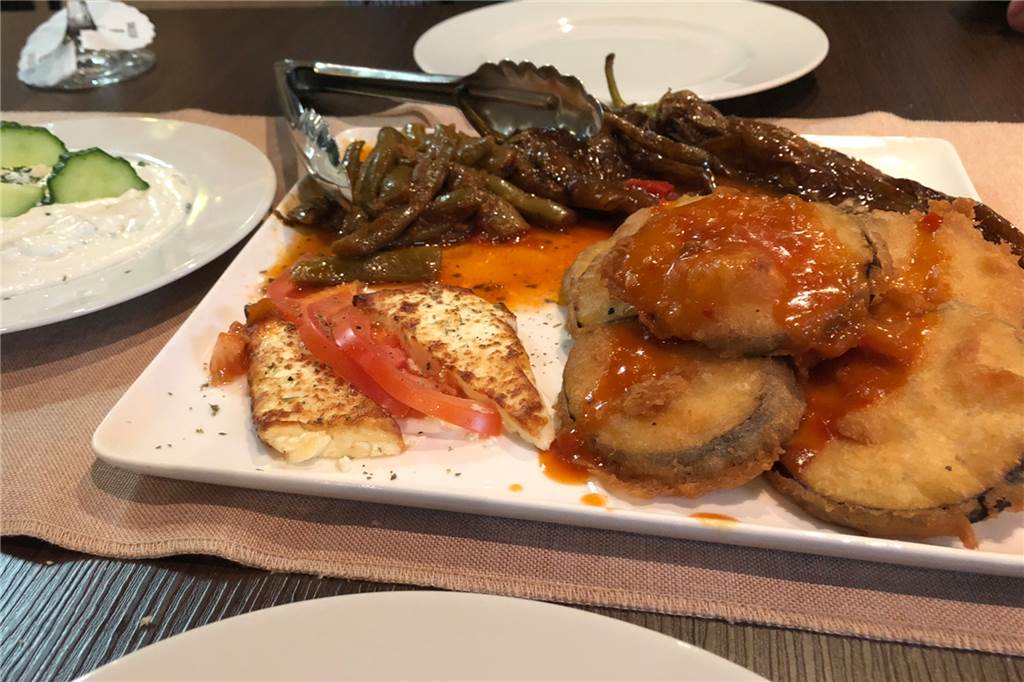 Warum können griechische Restaurants nicht so wie in Griechenland sein? Als Vorspeise gibt es eine warme Platte. Und Zaziki muss natürlich auch sein.