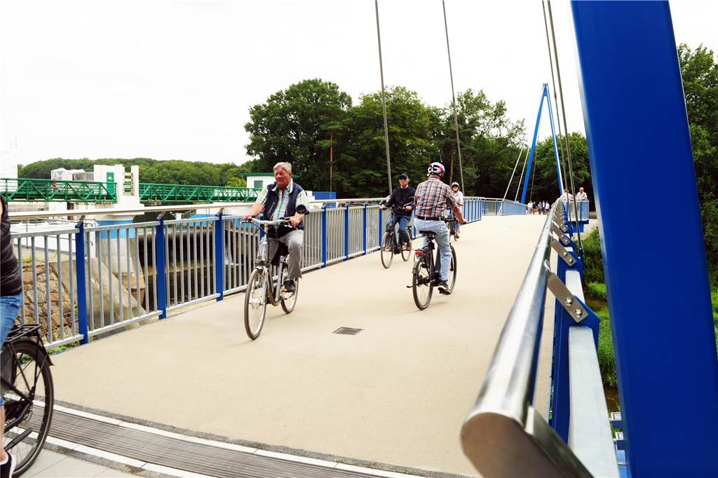 Blaue Brücke feierlich eröffnet: „Eine Brücke für die Ewigkeit“ Als wäre es nie anders gewesen: Direkt nach der offiziellen Eröffnung überquerten Radler und Fußgänger die neue Brücke.