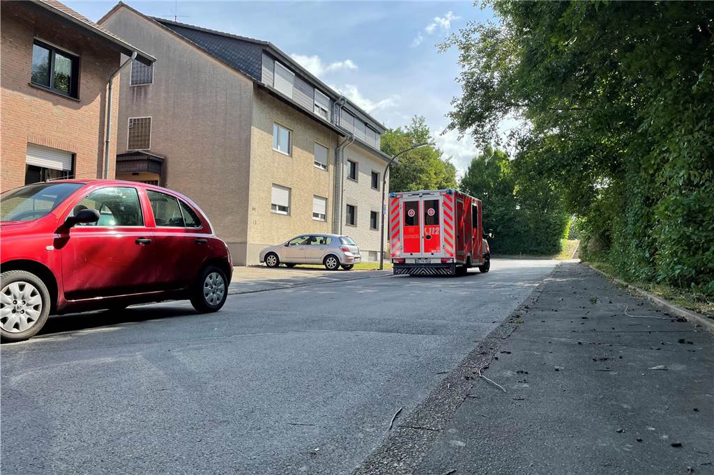 Chaos am Freibad Hardenberg: Anwohner wehrt sich und rüstet auf Rettungswagen im Stiegenweg in Deusen.