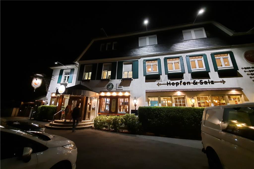 Als wir das Restaurant verlassen, ist es schon spät. Das Hopfen und Salz liegt am Eingang zum Volksgarten in Lütgendortmund. 