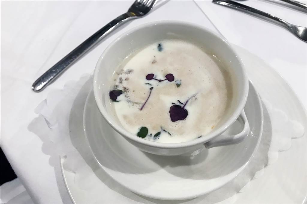 Westfälisch genießen geht auch ohne Zwiebelfleisch und Herrencreme Als Zwischengang gab es ein Schaumsüppchen von Schwarzwurzel und Grieben.