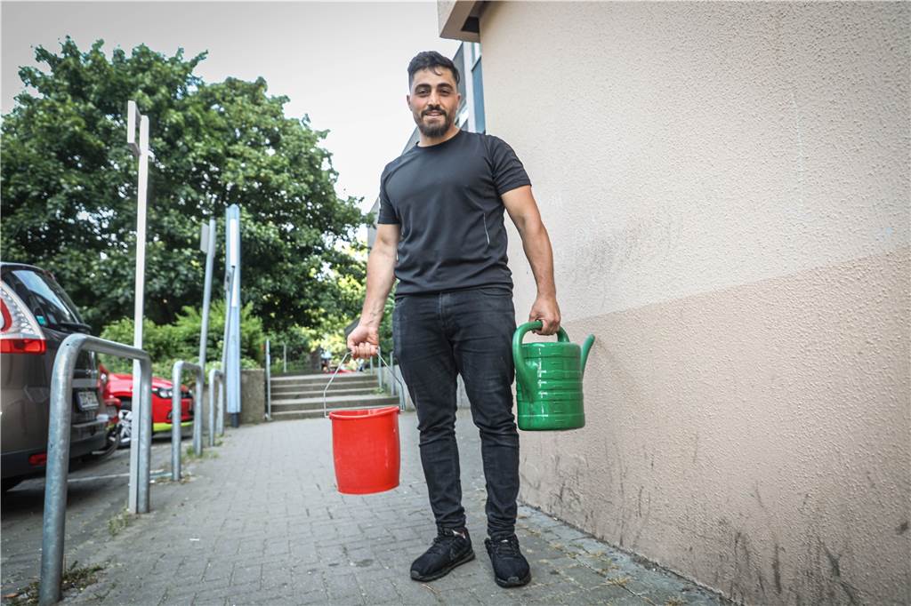 Nach Brand: Hochhaus hat kein Wasser mehr – Bewohner müssen zum Hydranten Alsamra Basel gehört zu den Bewohnern, die am Sonntag Wasser schleppen müssen.