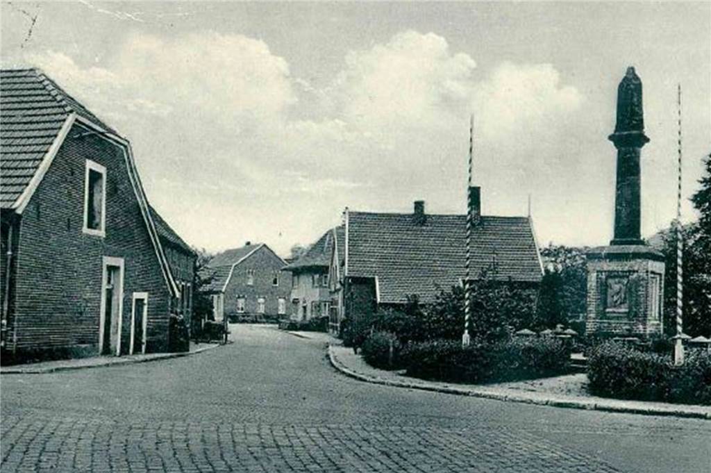 Alstätte: Der Zusammenhalt ist groß, doch das Wohnen wird immer teurer "Alstätte, am Kriegerdenkmal" ist dieses historische Bild aus dem Stadtarchiv Ahaus beschriftet.