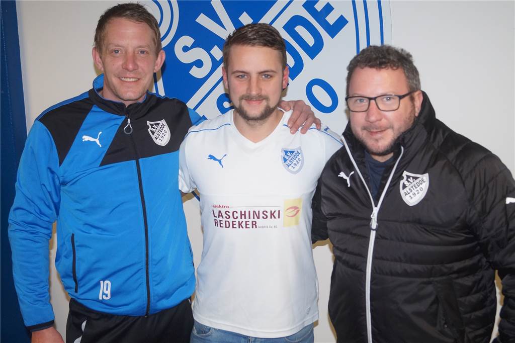 BW Alstedde schnappt sich Identifikationsfigur des TuS Westfalia Wethmar Alsteddes Co-Trainer Thomas Westrup (l.) und Andreas Grundmann (r.), der die Sportliche Leitung unterstützt, freuen sich über Neuzugang Nico Stork.