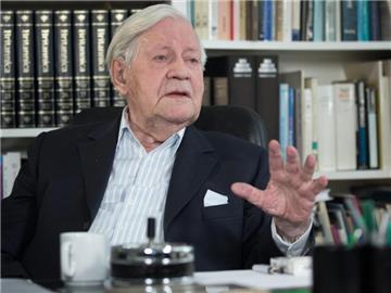 Alt-Bundeskanzler Helmut Schmidt beiem Interview mit der Deutschen Presse-Agentur in seinem Büro in Hamburg. Foto: Christian Charisius