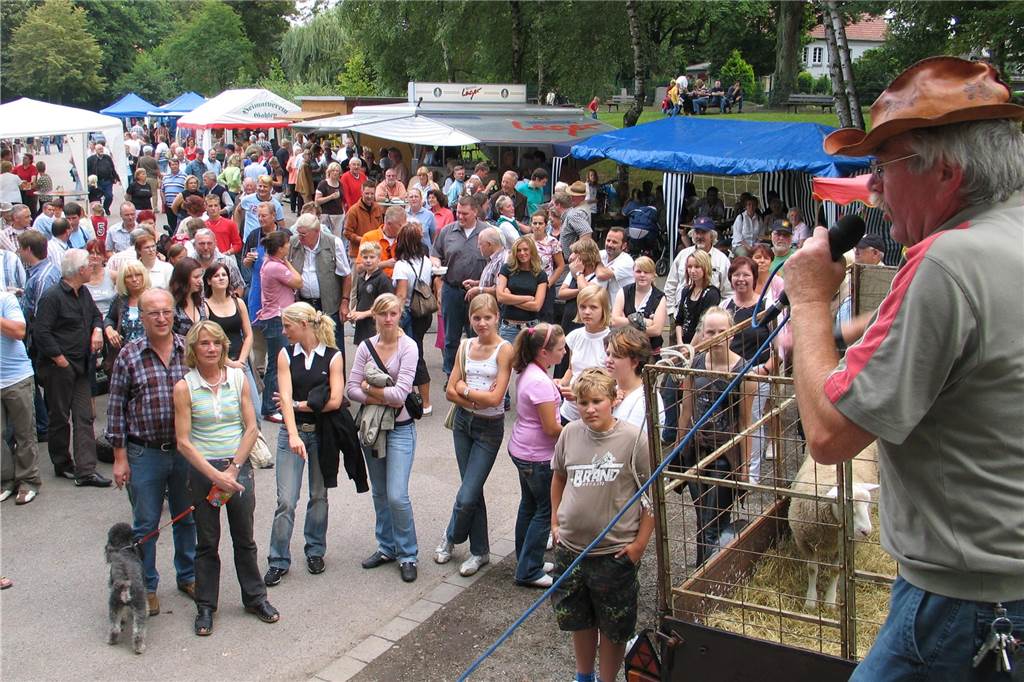 Schafsmarkt in Schermbeck-Gahlen: Ein Fest mit langer Tradition Alt-Junggeselle Gerhard Becks (hier im Jahre 2007) übernahm seit 1970 fast jedes Jahr im gewohnten Outfit und mit seinem üblichen kessen Auktionator-Jargon die Versteigerung der Schafe.