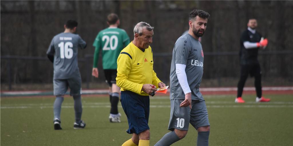 Konsequenzen beim Schlusslicht TSC Kamen: Trainer-Duo ersetzt Altan Bayar Altan Bayar (r.) ist seit dieser Woche kein Spielertrainer mehr beim Tabellen-Schlusslicht der Kreisliga A2, TSC Kamen.
