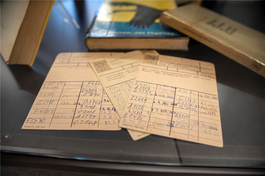 Ahauser Bücherei schreibt seit 65 Jahren Geschichte und zeigt das jetzt Alte Ausleihkarten
