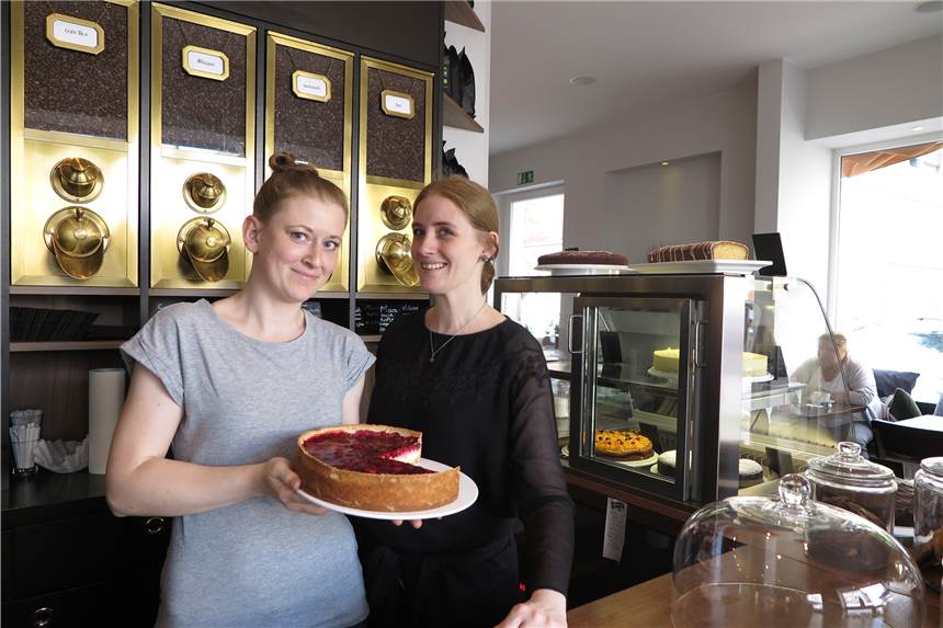 „Herr Liebig“ hat die Nachfolge des Cafés Asemann angetreten Alte, bekannte Kuchenspezialitäten und neue glutenfreie Sorten servieren Beate Bußmann (l.) und Pia Danielmeier jetzt im Herr Liebig.