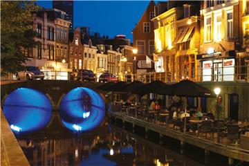 Alte Giebelhäuser und Grachten prägen das Stadtbild von Leeuwarden. Foto: NBTC/dpa-tmn
