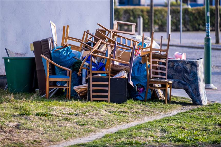 Nach Hackerangriff: Die Stadt Witten sucht ihren Sperrmüll Alte Möbel und Sperrmüll stehen neben einem Haus, In Witten muss die Müllabfuhr momentan danach suchen.