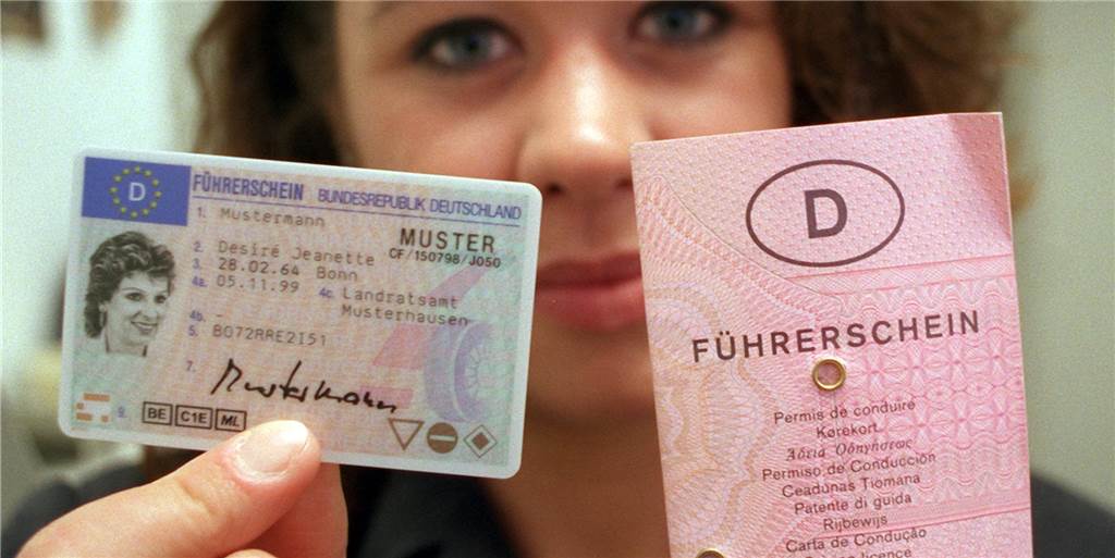 Alte Papierführerscheine müssen nach und nach in einen fälschungssicheren EU-Führerschein im Kartenformat umgetauscht werden.