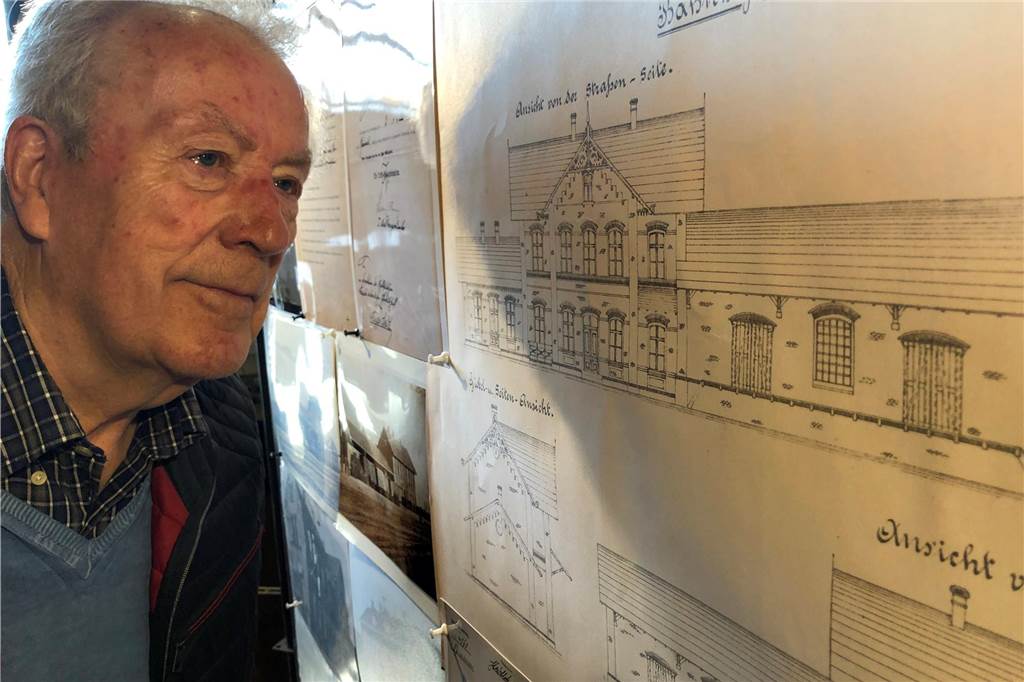 Saisonstart im Eisenbahnmuseum: Bahnhofsgeschichte wird wieder lebendig Heinz Garwer betrachtet eine historische Ansicht des Stadtlohner Bahnhofs.
