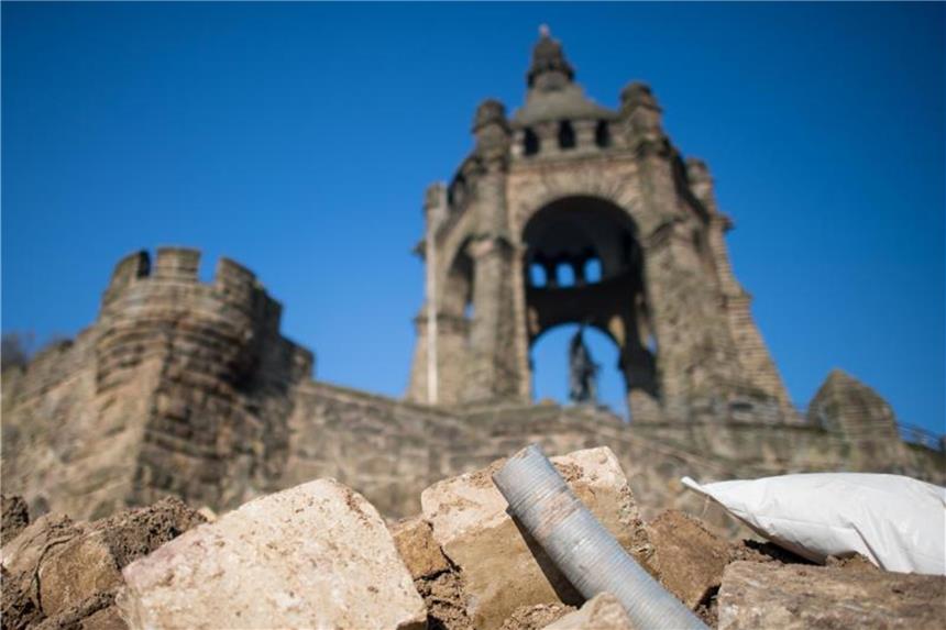 Alte Sandsteine und ein Drainagerohr liegen vor dem Kaiser-Wilhelm Denkmal. Foto: Guido Kirchner