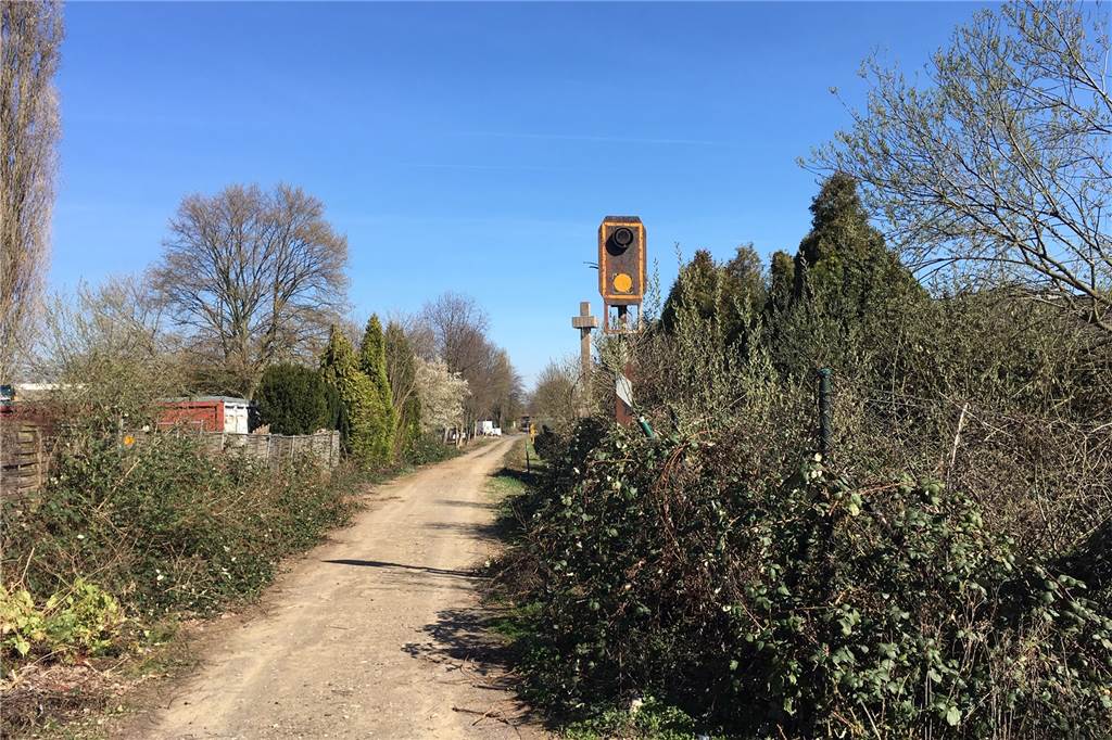 Baustart für Gartenstadt-Radweg weiter ungewiss - und es wird teurer Alte Signale erinnern noch an die Geschichte des Hoesch-Hafenbahn-Wegs als Bahntrasse.
