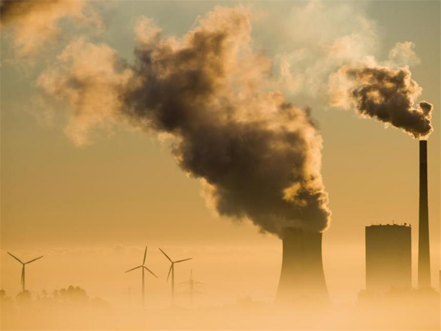 EU kämpft in Paris hart für ehrgeizige Klimaziele Alte und neue Energie: Das Kohlekraftwerk Mehrum und Windräder produzieren im Landkreis Peine Strom. Foto: Julian Stratenschulte/Archiv
