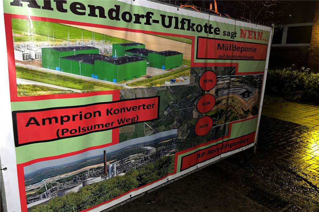 Korridor B: Altendorfer protestieren lautstark gegen Konverter "Altendorf-Ulfkotte sagt Nein" stand auf einem großen Plakat, das Konverter-Gegner vor die Mehrzweckhalle gehängt hatten.
