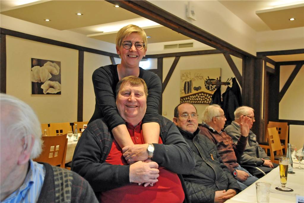 Sportliche Senioren: Stadtlohner „Knackis“ und „Legdener Spätlese“ messen sich beim Kegeln Altenpflegerin Babsi Heidbrink und Franz Einhaus verstehen sich Bestens.