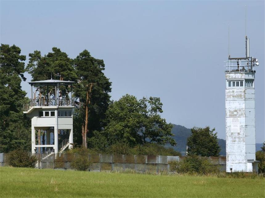 Deutsche Teilung: Zeitgeschichte entlang des Grünen Bandes Alter Wachturm beim Camp Point Alpha - heute steht hier ein Museum, das an den Beobachtungsposten erinnert. Foto: Point Alpha Stiftung
