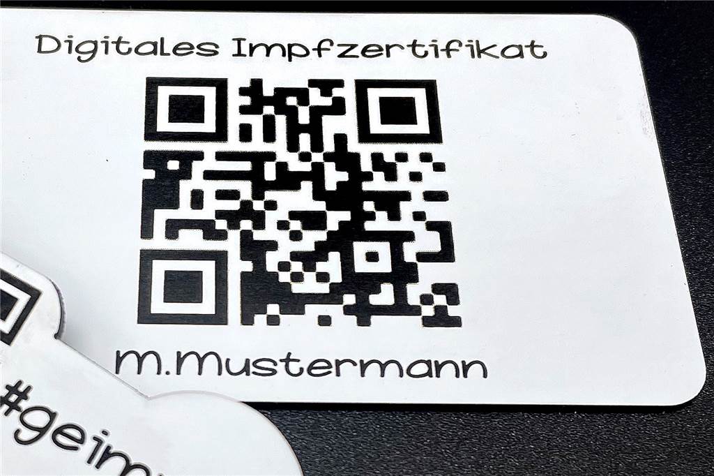 Corona: Schwerter Firma graviert Impfnachweis auf Schlüsselanhänger Alternativ gibt es bei Moke-Style den QR-Code auch auf einer Art EC-Karte.