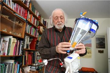 Altersforscher Klaus Sames hält in seinem Büro einen Oxygenator in den Händen. Klaus Sames beschäftigt sich mit der Kryonik, der Tiefkühlkonservierung von Organismen, Organen und ganzen Lebewesen. Foto: Felix Kästle