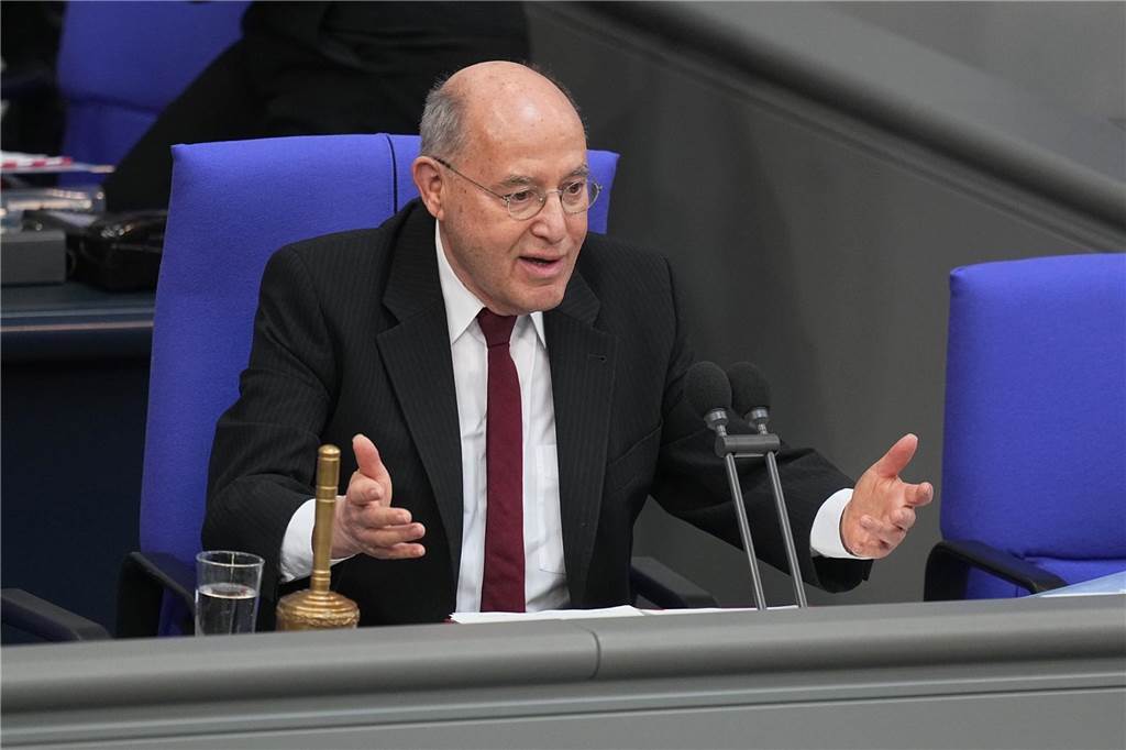 AfD rückt laut Umfrage näher an Union heran: Scholz erhält Entlassungsurkunde - Newsblog Alterspräsident Gysi leitet die Sitzung bis zur Wahl der neuen Bundestagspräsidentin.