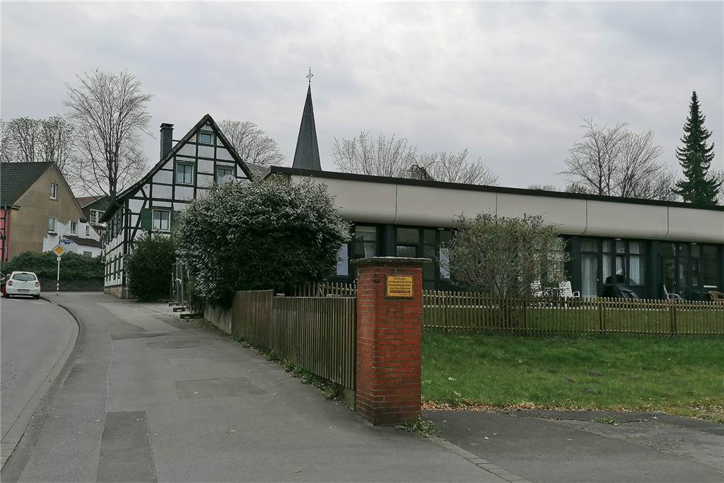 Alterssitz in beschaulicher Atmosphäre: Inmitten des alten Bodelschwingher Ortskerns und unweit der Schlosskirche befindet sich die Senioren-WG.