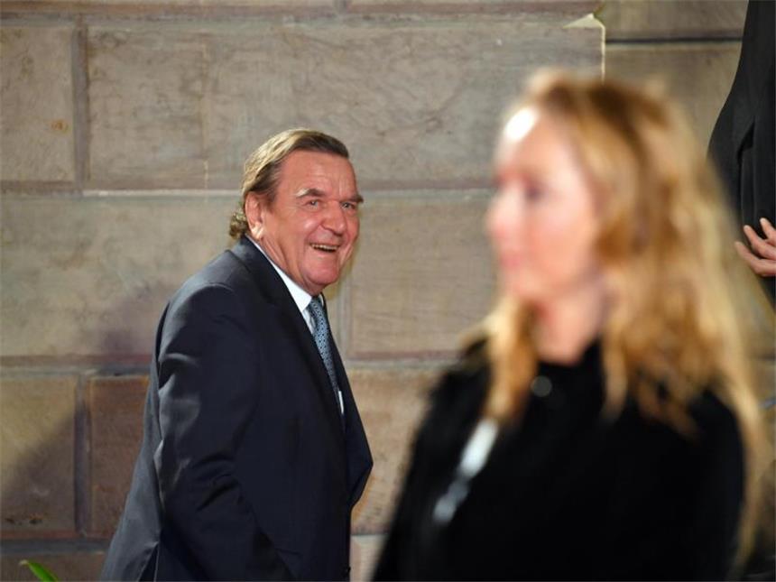 Neustart in Blattgold: Berliner Staatsoper wiedereröffnet Altkanzler Gerhard Schröder, der gerade in den Aufsichtsrat des russischen Ölkonzerns Rosneft gewählt wurde, nimmt an der Eröffnung teil. Foto: Bernd von Jutrczenka