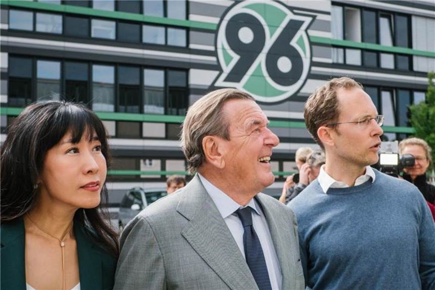 „Wunderbare Geschichte“: Altkanzler lobt 96-Aufsteiger Altkanzler Gerhard Schröder (M), auch Aufsichtsratsvorsitzender von Hannover 96, besucht mit seiner Ehefrau (l) die Nachwuchsakademie des Vereins. Rechts Dominik Suslik, Gesundheitsmanager des Bundesligisten. Foto: Ole Spata
