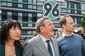 Altkanzler Gerhard Schröder (M), auch Aufsichtsratsvorsitzender von Hannover 96, besucht mit seiner Ehefrau (l) die Nachwuchsakademie des Vereins. Rechts Dominik Suslik, Gesundheitsmanager des Bundesligisten. Foto: Ole Spata