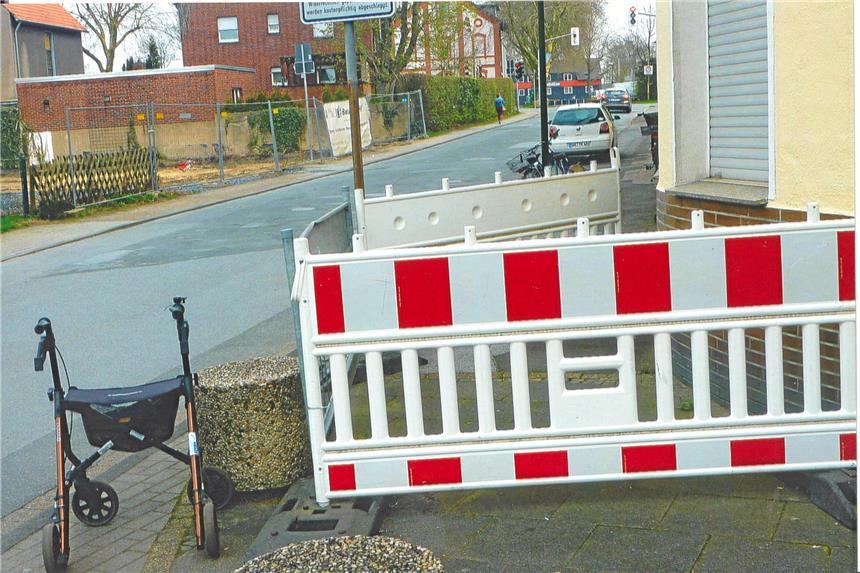 Stadt Lünen verbietet Baustellenzaun Altstadtstraße/Ecke Von-Wieck-Straße: Ilse Mildner dokumentierte, wie ihr an dieser Stelle der Weg mit dem Rollator versperrt ist.Mildner
