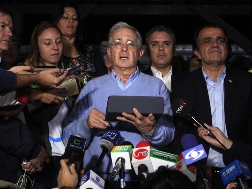 Friedensvertrag in Kolumbien gescheitert Alvaro Uribe Velez, Ex-Präsident Kolumbiens und heute einflussreicher Senator, spricht nach der Abstimmung mit der Presse. Foto: Luis Eduardo Noriega