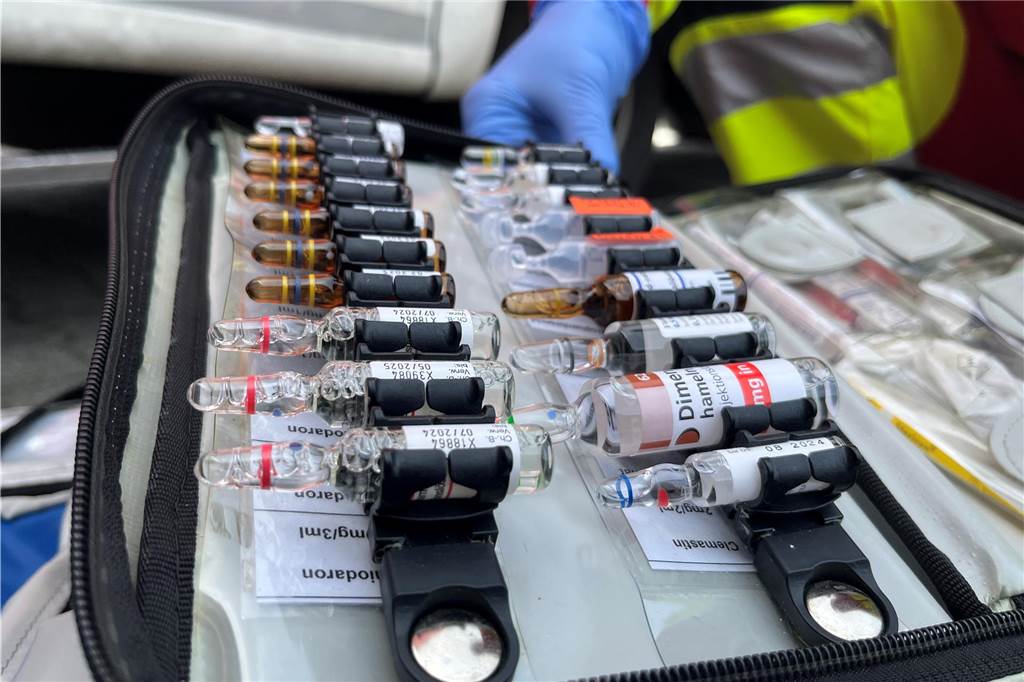 Alyssa Brauckmann ist Notfallsanitäterin: „Das ist hier ein tolles Team“ Eine Reihe von Medikamenten in kleinen Phiolen und Fläschchen in einer Tasche des Rettungsdienstes in Castrop-Rauxel.