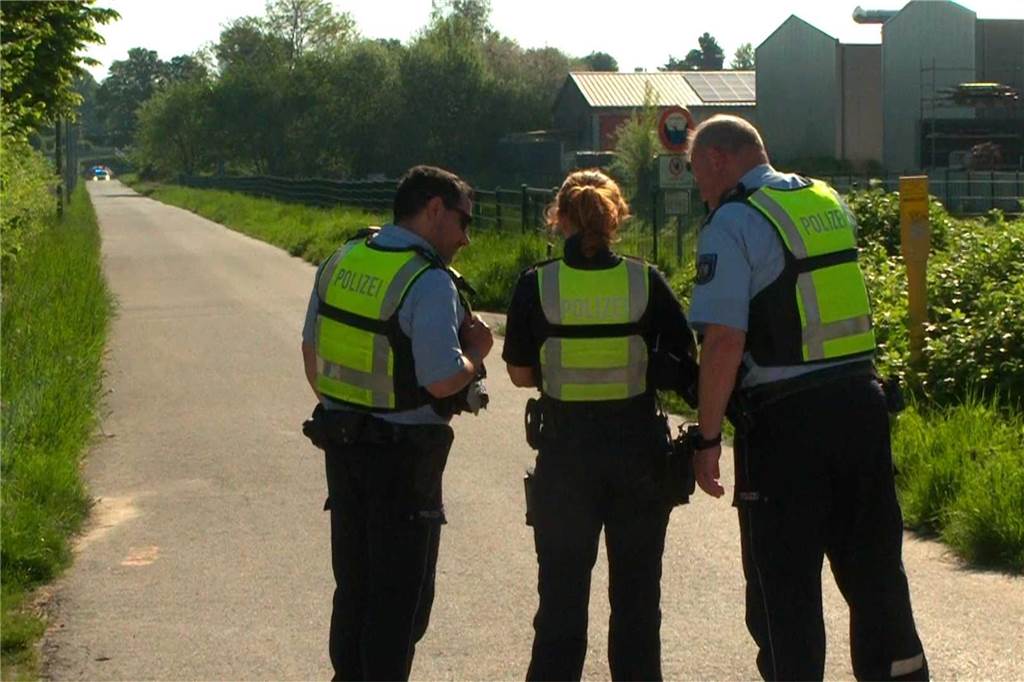 Am 1. Mai kam es zu einem spektakulären Polizeieinsatz: Nach dem Techno-Rave "Mayday" entzog sich ein Audifahrer einer Polizeikontrolle. Es entwickelte sich eine Verfolgungsjagd, die in Unna endete. 