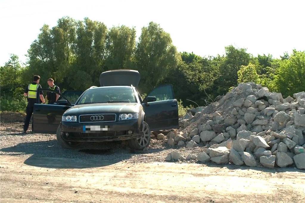 Am 1. Mai kam es zu einem spektakulären Polizeieinsatz: Nach dem Techno-Rave "Mayday" entzog sich ein Audifahrer einer Polizeikontrolle. Es entwickelte sich eine Verfolgungsjagd, die in Unna endete.