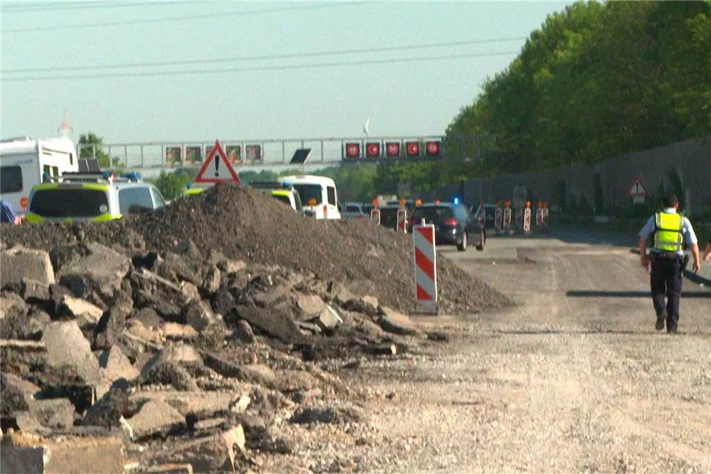 Am 1. Mai kam es zu einem spektakulären Polizeieinsatz: Nach dem Techno-Rave "Mayday" entzog sich ein Audifahrer einer Polizeikontrolle. Es entwickelte sich eine Verfolgungsjagd, die in Unna endete. 