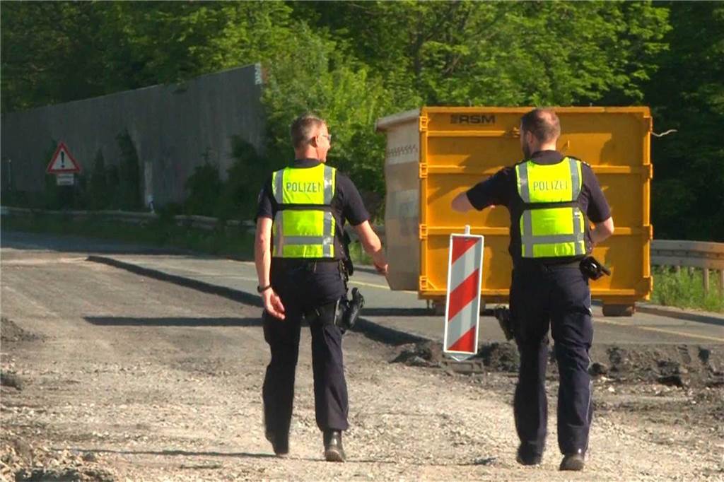 Am 1. Mai kam es zu einem spektakulären Polizeieinsatz: Nach dem Techno-Rave "Mayday" entzog sich ein Audifahrer einer Polizeikontrolle. Es entwickelte sich eine Verfolgungsjagd, die in Unna endete. 