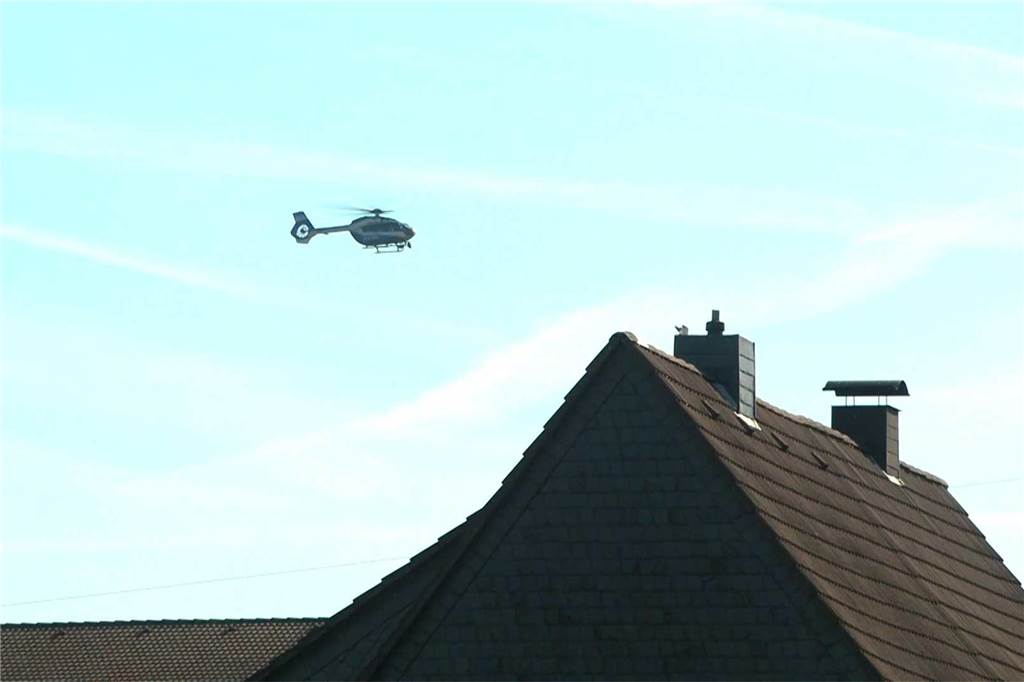 Am 1. Mai kam es zu einem spektakulären Polizeieinsatz: Nach dem Techno-Rave "Mayday" entzog sich ein Audifahrer einer Polizeikontrolle. Es entwickelte sich eine Verfolgungsjagd, die in Unna endete. 