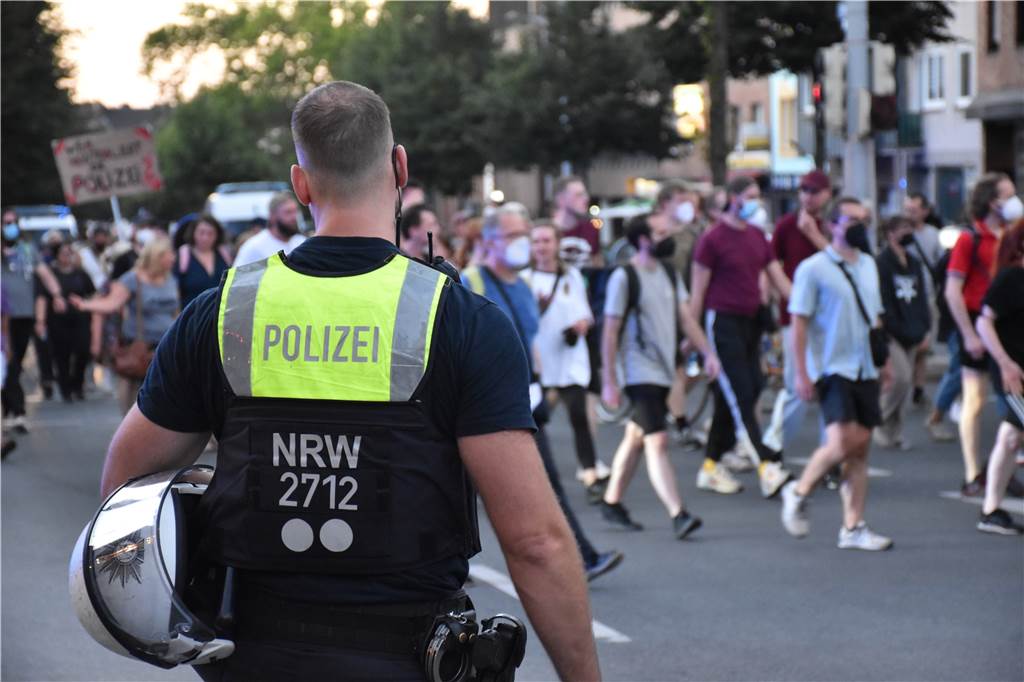 Demo am Samstag: Organisatoren wollen Polizeiwache Nord schließen lassen Am 10. August ist eine Demonstration von der Nordstadt bis zum Polizeipräsidium in der südlichen Innenstadt gezogen.
