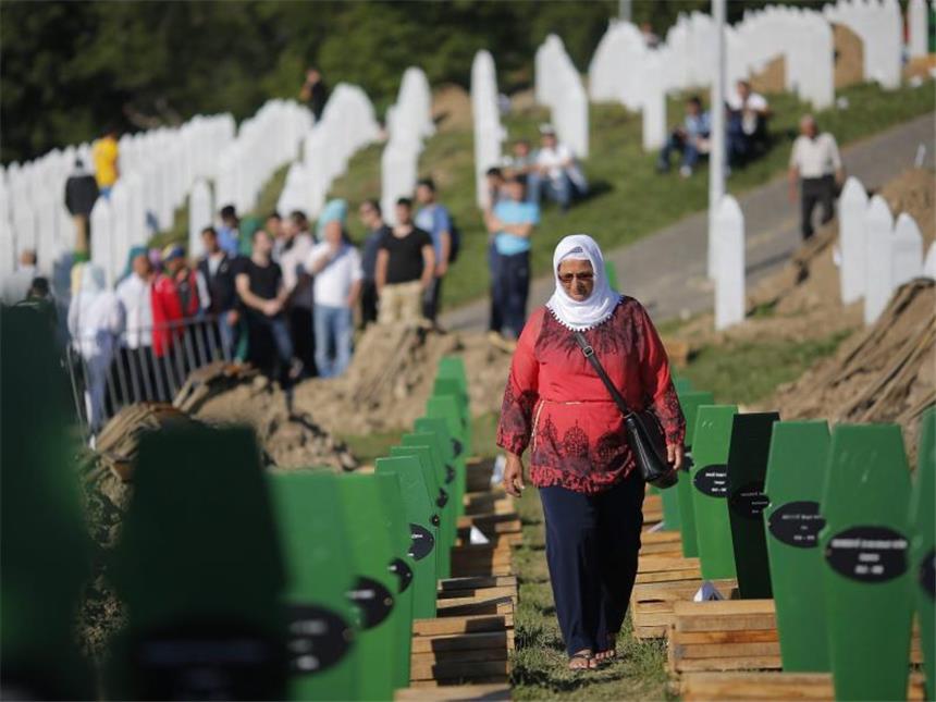 Zehntausende bei Begräbnis von Srebrenica-Opfern Am 11. Juli 1995 und den folgenden Tagen hatten serbisches Militär und Paramilitär über 8000 muslimische Jungen und Männer ermordet und in Massengräbern verscharrt. Foto: Valdrin Xhemaj