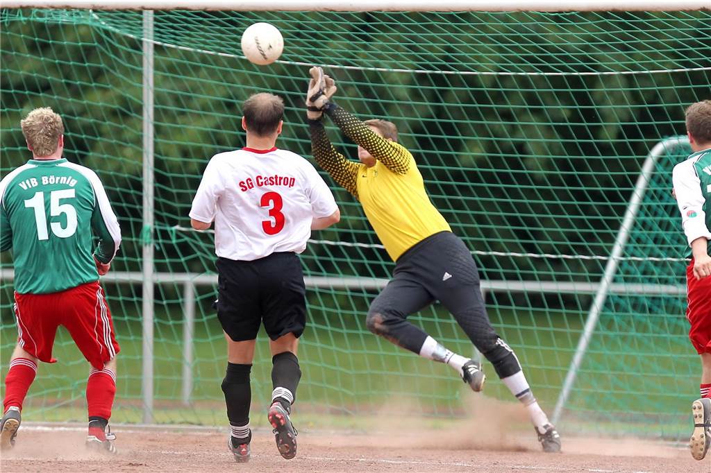 Am 11. Juni 2011 standen sich die SG Castrop und der VfB Börnig auf dem Ascheplatz des ESV Herne gegenüber. In einem Entscheidungsspiel kämpften die beiden Teams darum, den Abstieg in die Kreisliga B abzuwenden. Letztlich hatte die SG mit 5:3 (1:1/1:0) nach Elfmeterschießen die Nase vorn.