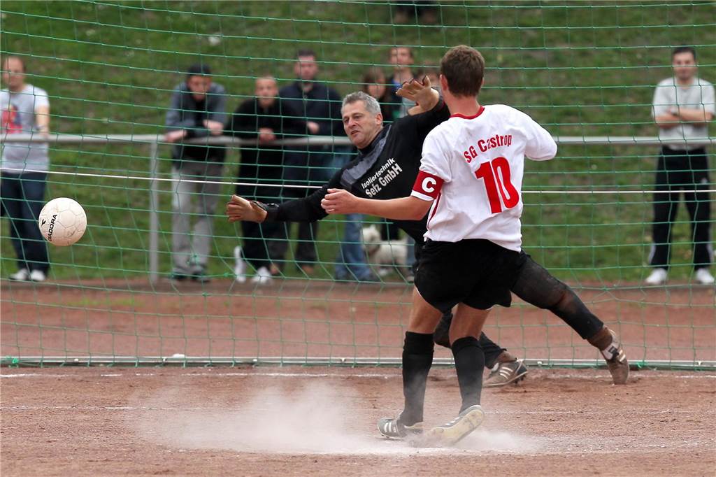Am 11. Juni 2011 standen sich die SG Castrop und der VfB Börnig auf dem Ascheplatz des ESV Herne gegenüber. In einem Entscheidungsspiel kämpften die beiden Teams darum, den Abstieg in die Kreisliga B abzuwenden. Letztlich hatte die SG mit 5:3 (1:1/1:0) nach Elfmeterschießen die Nase vorn.