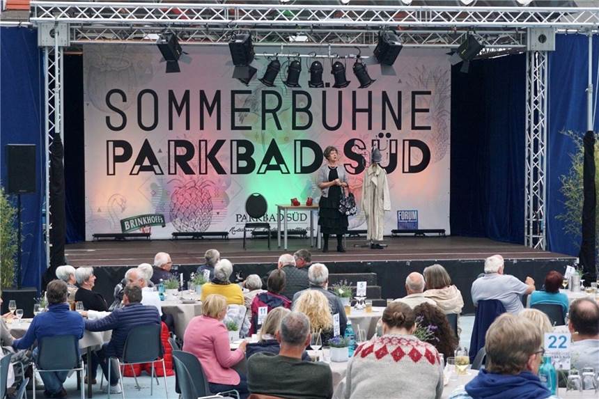 Nach erfolgreichem Auftakt: Parkbad-Süd-Reihe wird im Juli fortgesetzt Am 11. Juni eröffnete Lioba Albus um 20 Uhr das Programm mit ihrem Programm „Hitzewallungen“