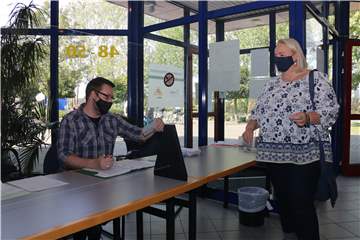 Zwei Personen in einem Wahllokal In Herbern.