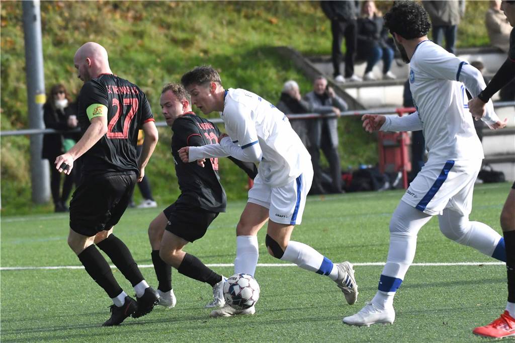 Am 14. Bezirksliga-Spieltag empfing der FC Castrop-Rauxel den Aufstiegsanwärter SC Weitmar 45 in Merklinde - und gewann überraschend deutlich mit 7:1.