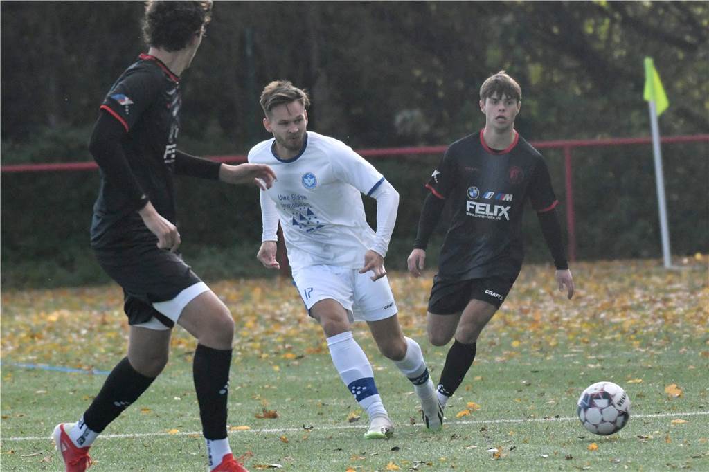 Am 14. Bezirksliga-Spieltag empfing der FC Castrop-Rauxel den Aufstiegsanwärter SC Weitmar 45 in Merklinde - und gewann überraschend deutlich mit 7:1.
