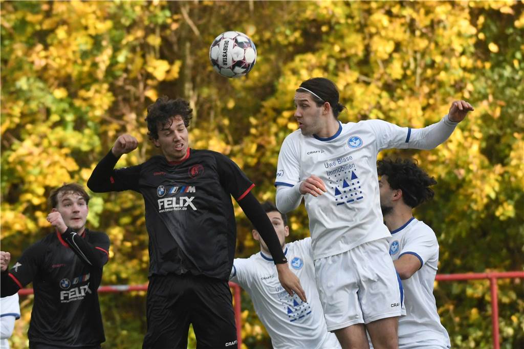 Am 14. Bezirksliga-Spieltag empfing der FC Castrop-Rauxel den Aufstiegsanwärter SC Weitmar 45 in Merklinde - und gewann überraschend deutlich mit 7:1.