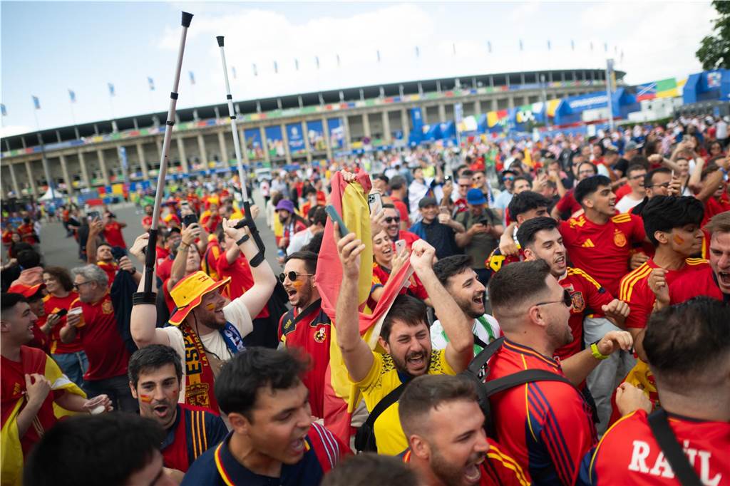 EM-Finale 2024: Das müssen Fans von Spanien und England wissen Spanische Fans bei der Fußball-Europameisterschaft vor dem Olypiastadion in Berlin, wo das EM-Finale stattfindet.